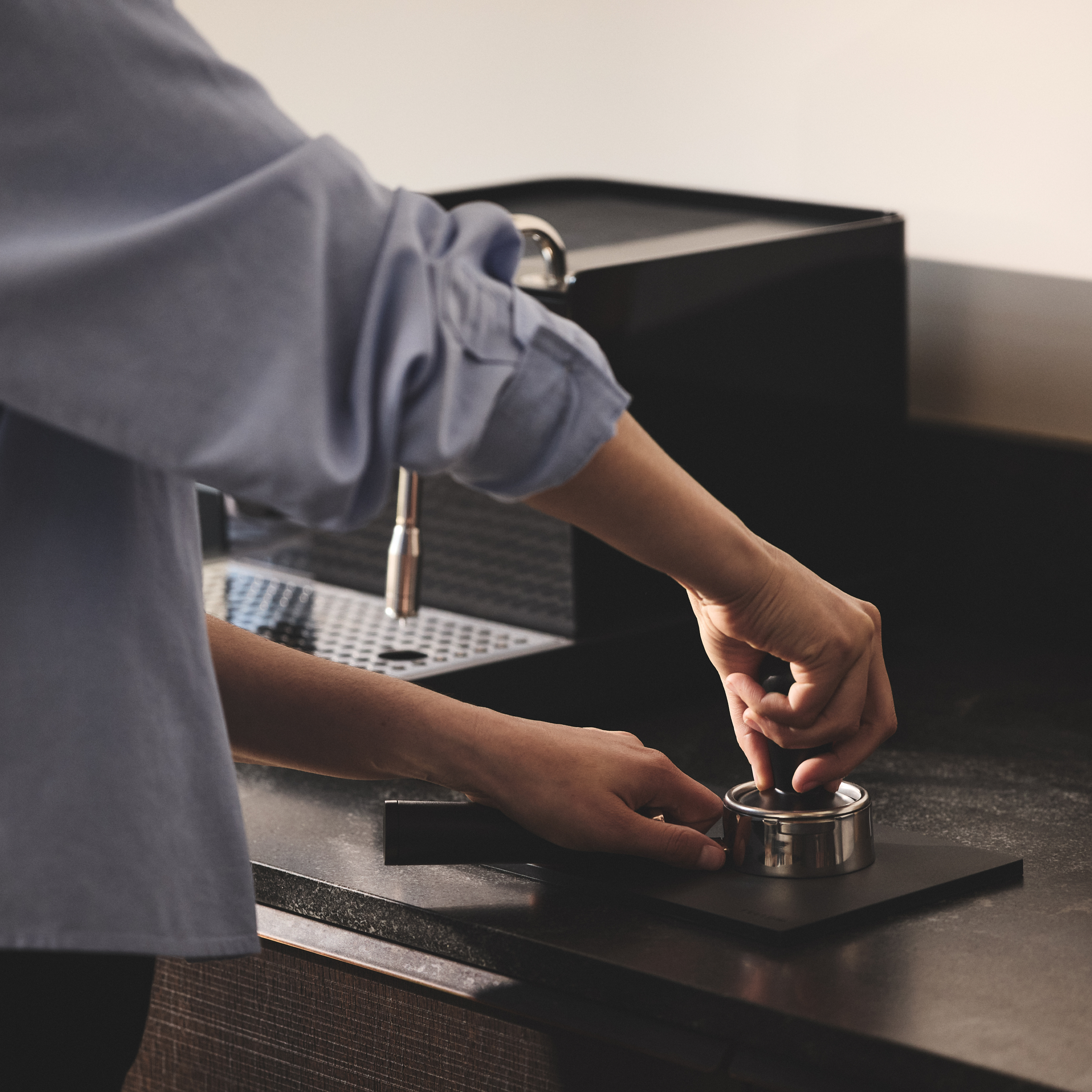 fellow-espresso-series-1-tamping-mat-tampermatte-schwarz image 3