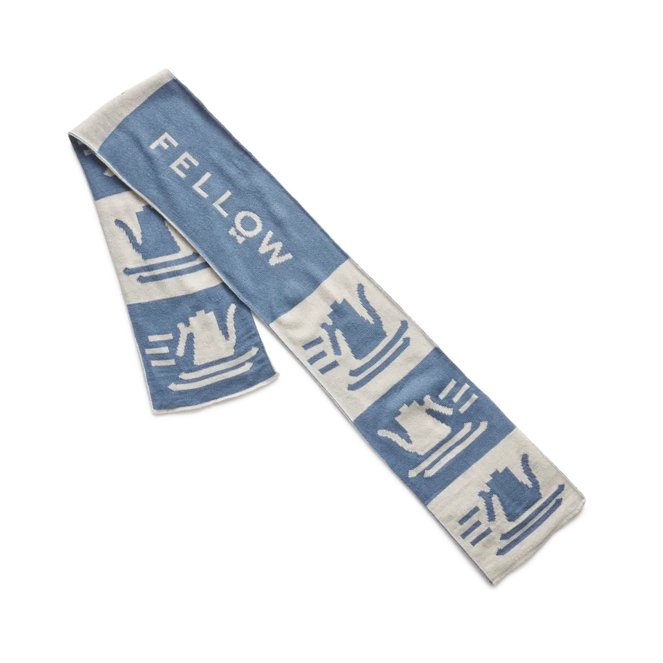 fellow-carter-ski-club-schal-ecru-blau-strickschal image 1