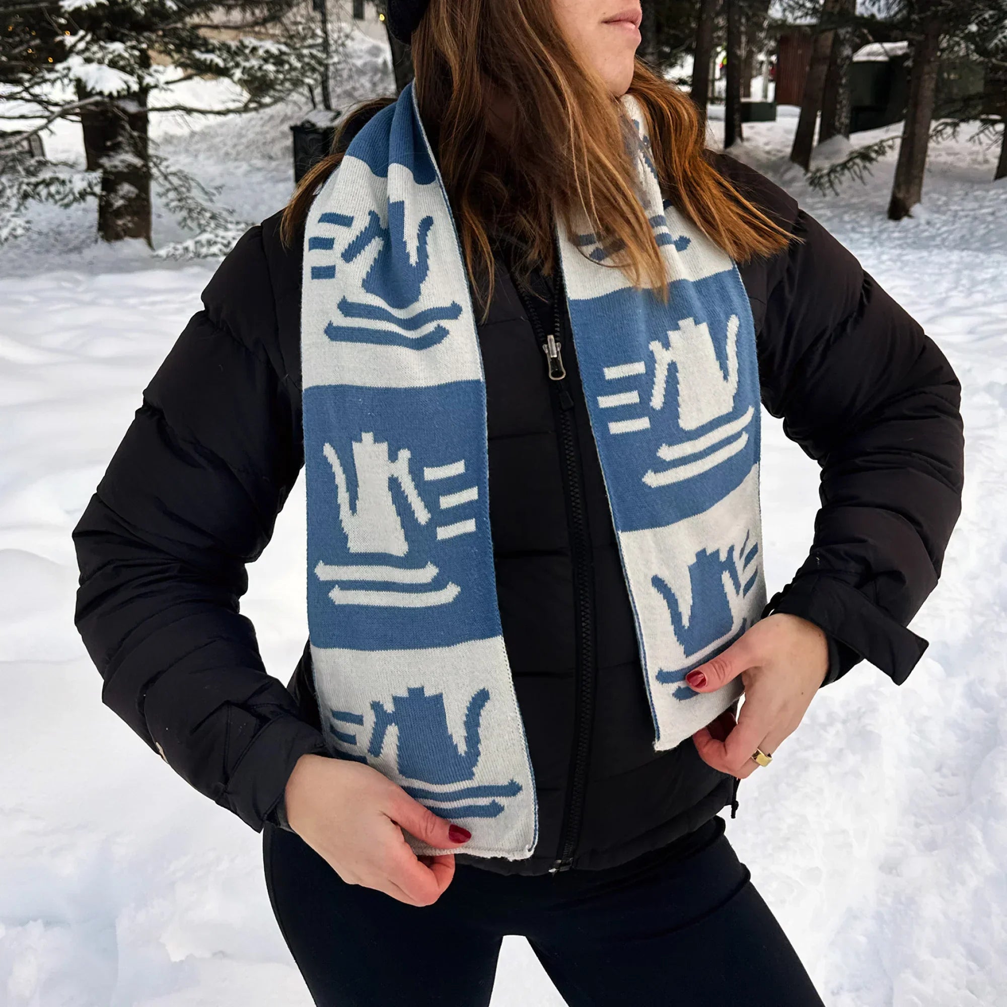 fellow-carter-ski-club-schal-ecru-blau-strickschal image 3